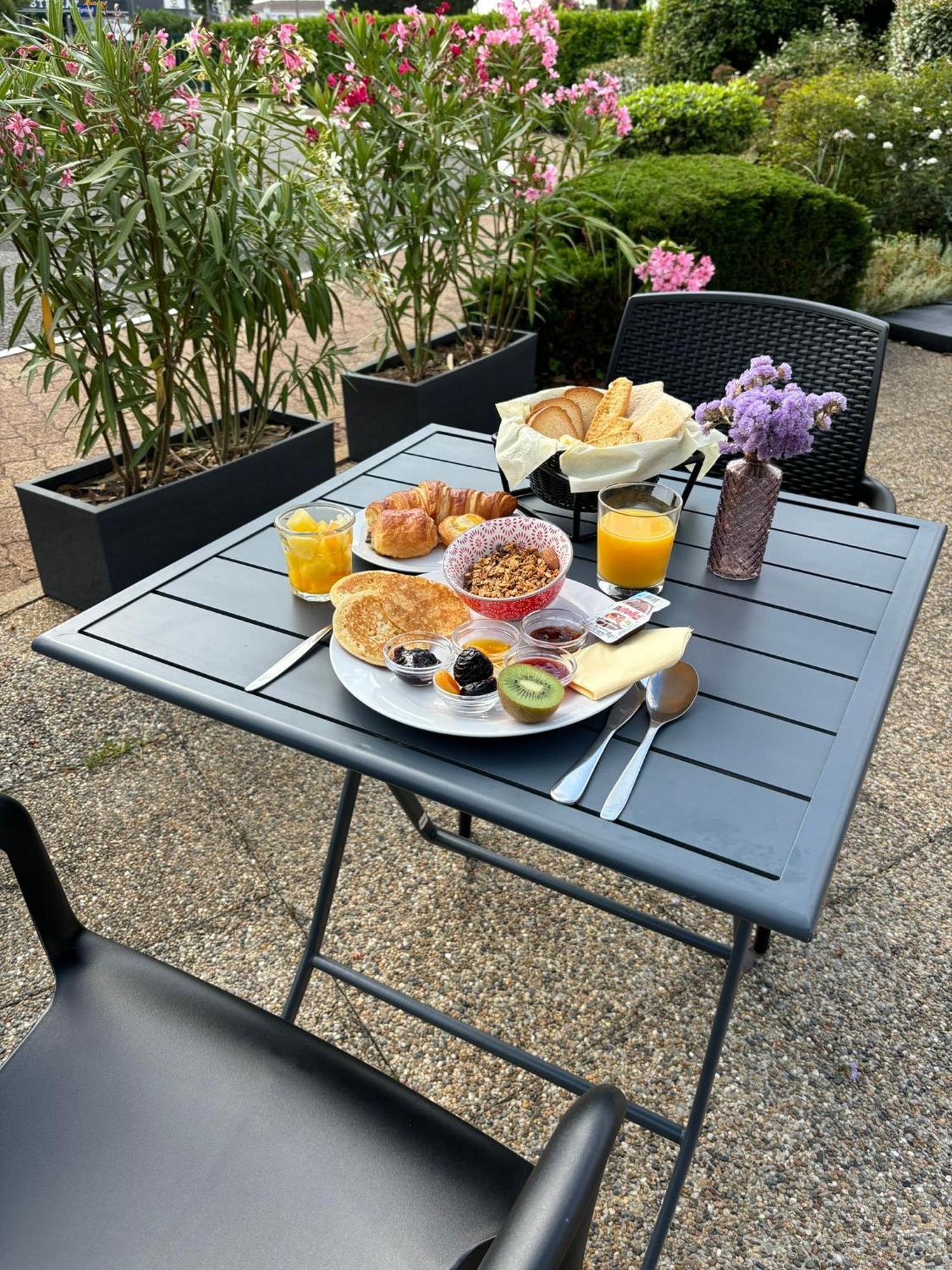 Kyriad Bordeaux Лормон Екстериор снимка